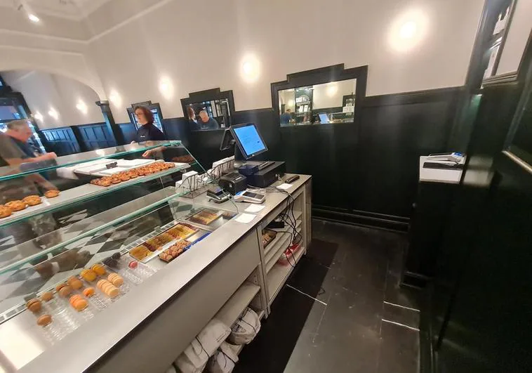 Un operario de recogida de basura ayuda a un repartidor a detener a un ladrón en una pastelería de Donostia